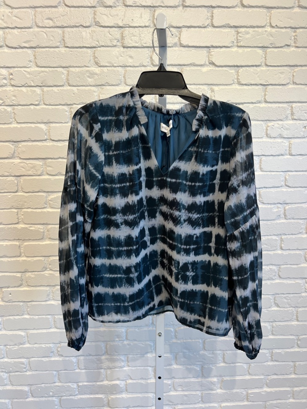 Tie-Dye Long Sleeve V-Neck Blouse - Batik Blue/White
